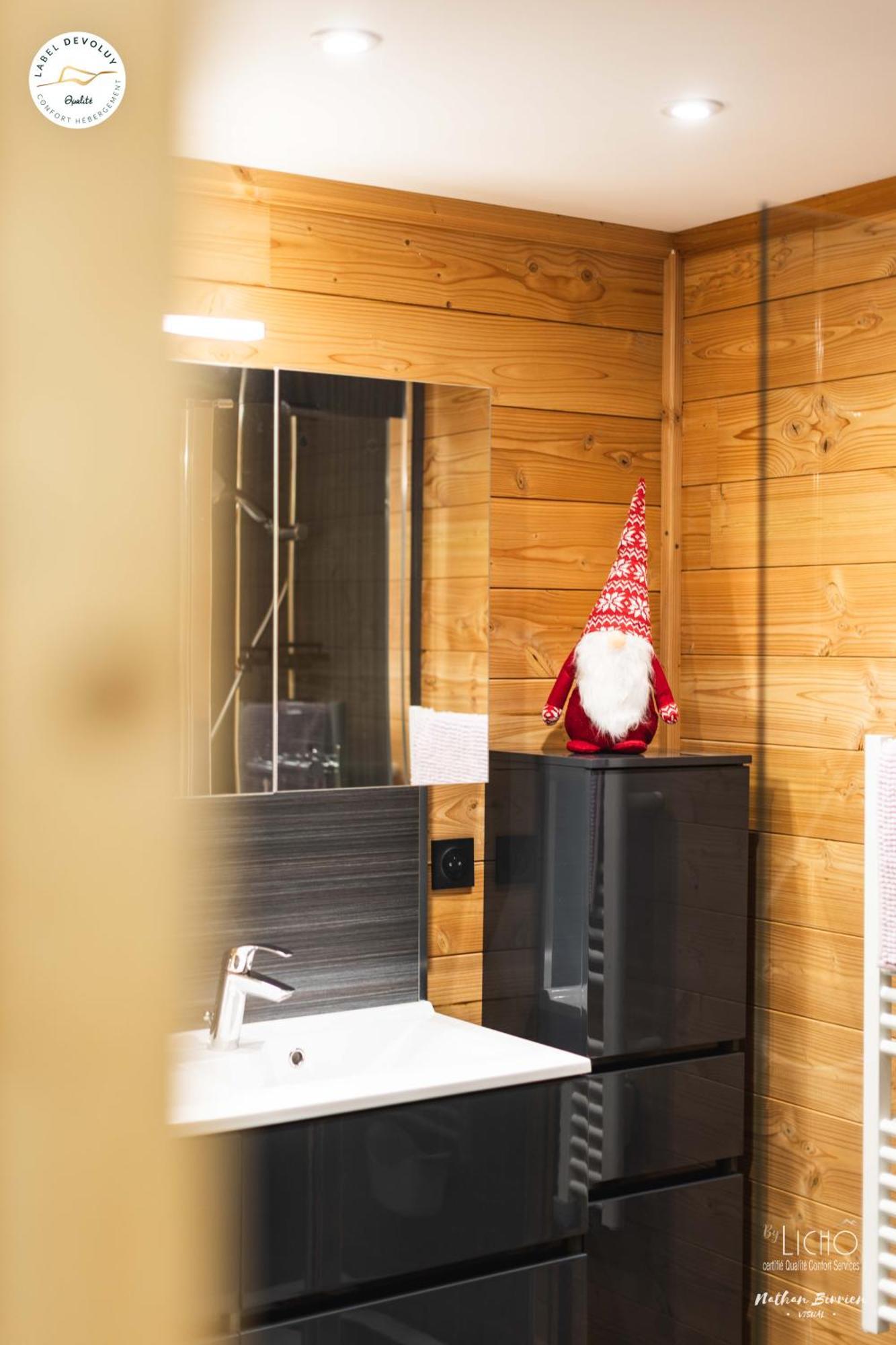 Appartement Lumineux Neuf Dans Bas De Chalet Le Douglas ラ・ジュー・デュ・ルー エクステリア 写真