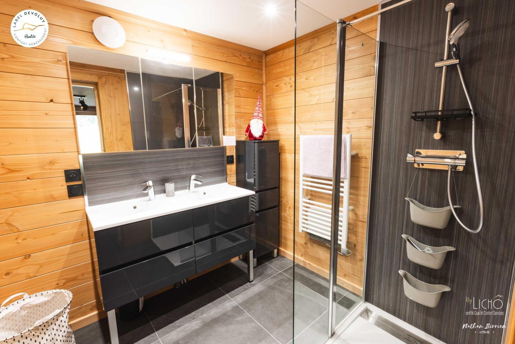 Appartement Lumineux Neuf Dans Bas De Chalet Le Douglas ラ・ジュー・デュ・ルー エクステリア 写真